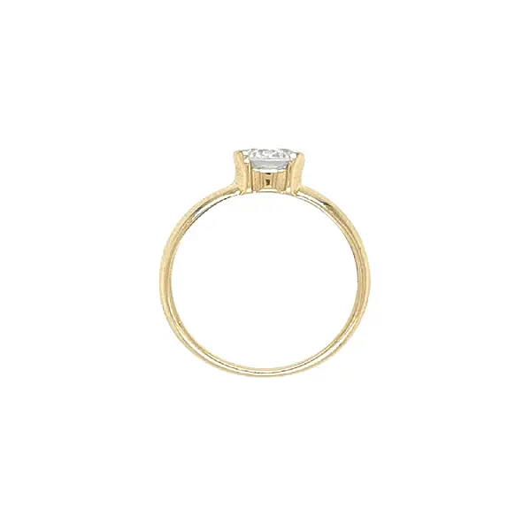 Nhẫn đính hôn bằng vàng với đá zircon