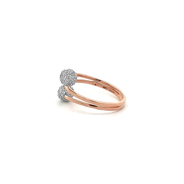 Nhẫn làm từ vàng hồng với đá zircon