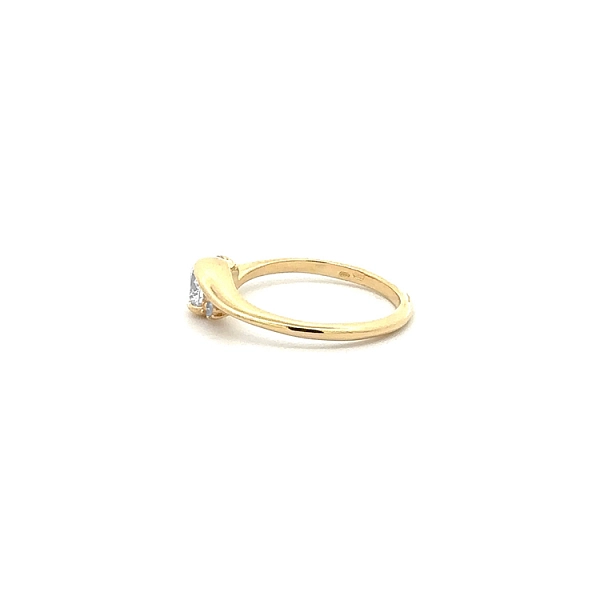Nhẫn vàng đính đá zircon