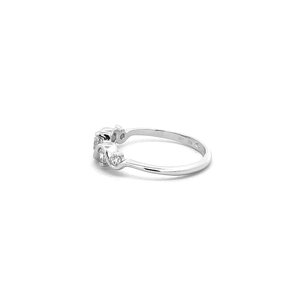 Nhẫn vàng đính đá zircon