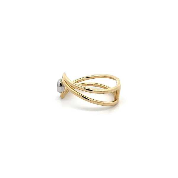 Nhẫn đính đá zircon làm từ vàng kết hợp