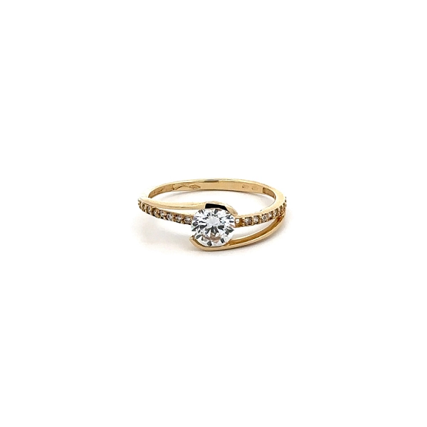 Nhẫn đính hôn bằng vàng với đá zircon