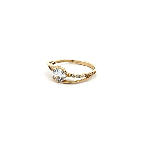 Nhẫn đính hôn bằng vàng với đá zircon