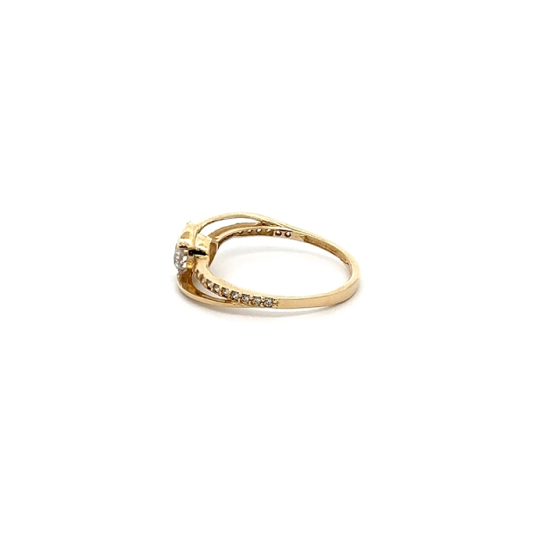 Nhẫn đính hôn bằng vàng với đá zircon