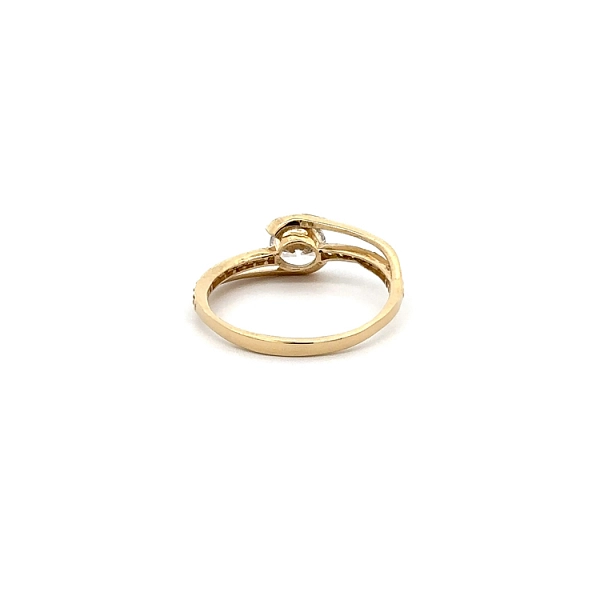 Nhẫn đính hôn bằng vàng với đá zircon