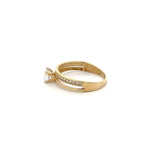 Nhẫn đính hôn bằng vàng với đá zircon