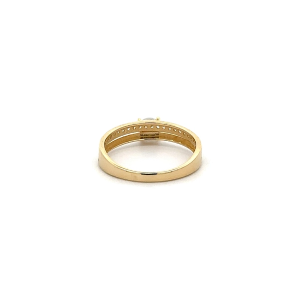 Nhẫn đính hôn bằng vàng với đá zircon