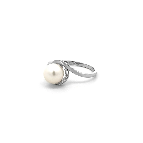 Nhẫn đính ngọc trai và đá zircon