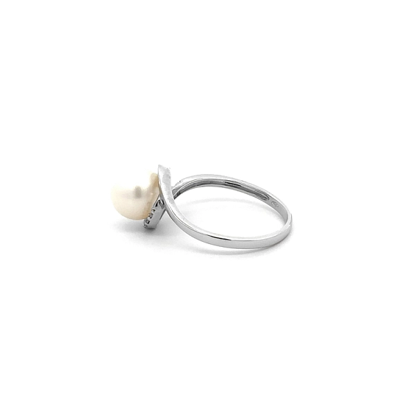 Nhẫn đính ngọc trai và đá zircon