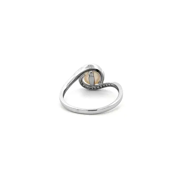 Nhẫn đính ngọc trai và đá zircon