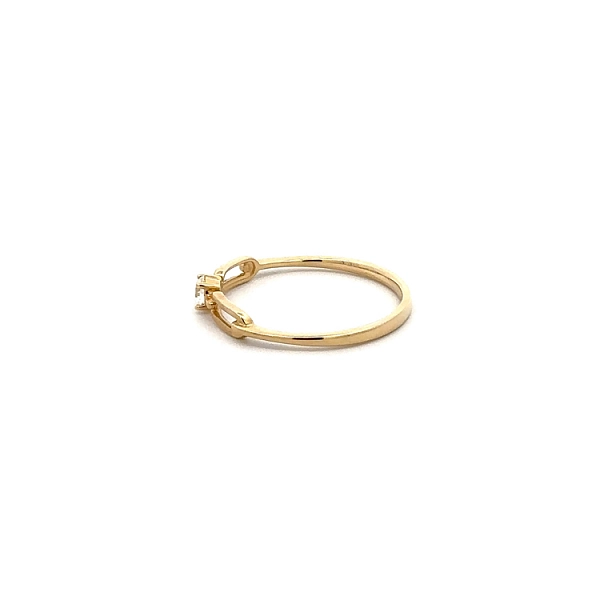 Nhẫn đính hôn bằng vàng với đá zircon