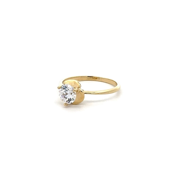 Nhẫn đính hôn bằng vàng với đá zircon