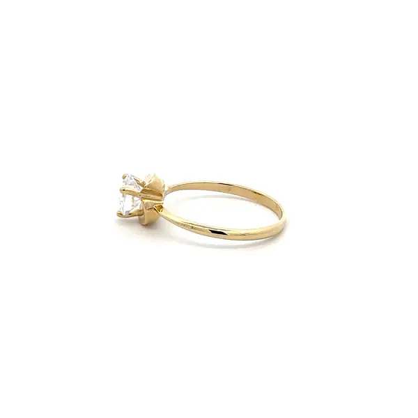 Nhẫn đính hôn bằng vàng với đá zircon