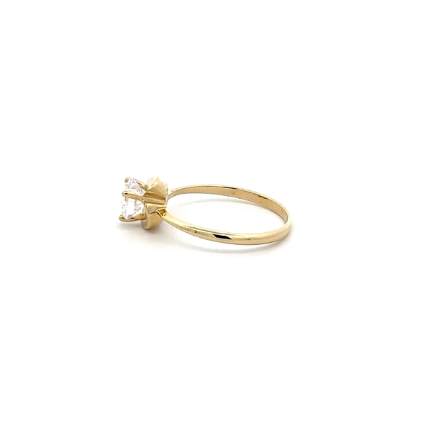 Nhẫn đính hôn bằng vàng với đá zircon