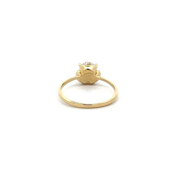 Nhẫn đính hôn bằng vàng với đá zircon