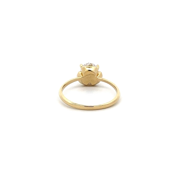 Nhẫn đính hôn bằng vàng với đá zircon