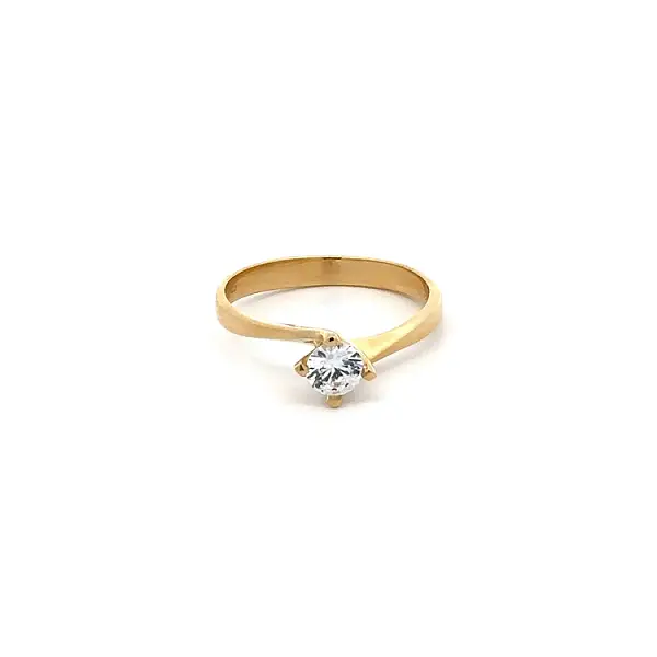 Nhẫn đính hôn bằng vàng với đá zircon