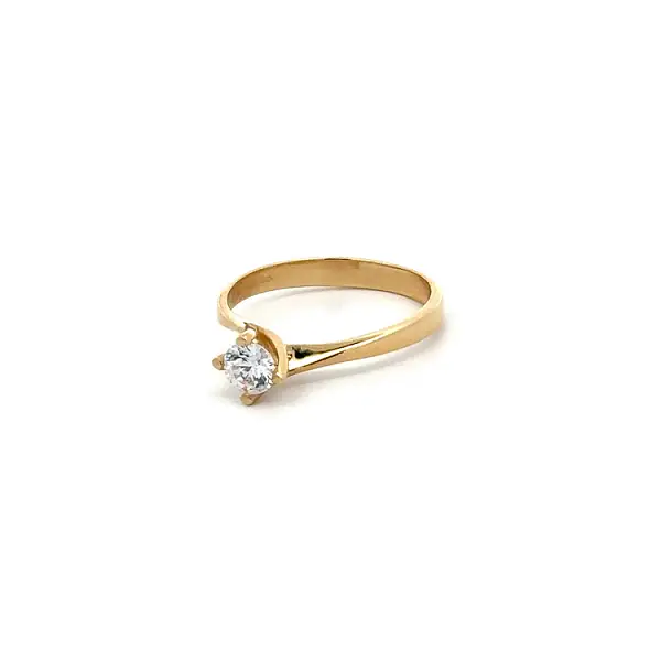 Nhẫn đính hôn bằng vàng với đá zircon