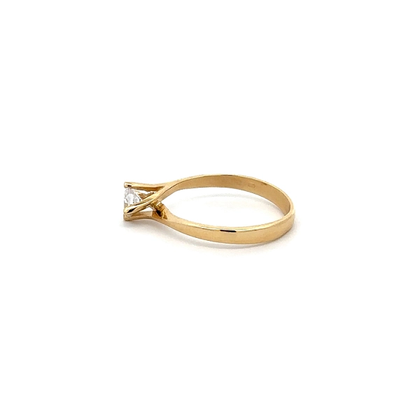 Nhẫn đính hôn bằng vàng với đá zircon