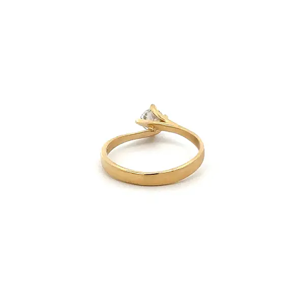 Nhẫn đính hôn bằng vàng với đá zircon