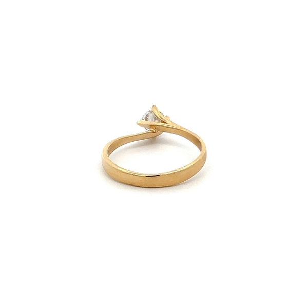 Nhẫn đính hôn bằng vàng với đá zircon