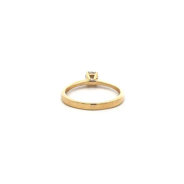 Nhẫn răng zircon vàng