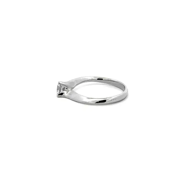 Nhẫn đính hôn bằng vàng trắng và zircon