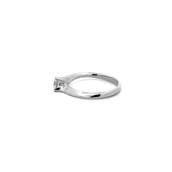 Nhẫn đính hôn bằng vàng trắng và zircon