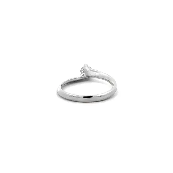 Nhẫn đính hôn bằng vàng trắng và zircon