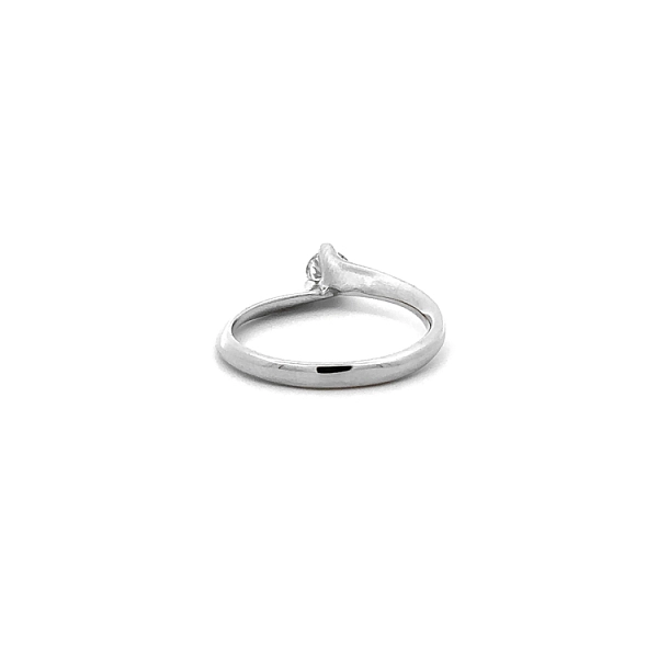 Nhẫn đính hôn bằng vàng trắng và zircon