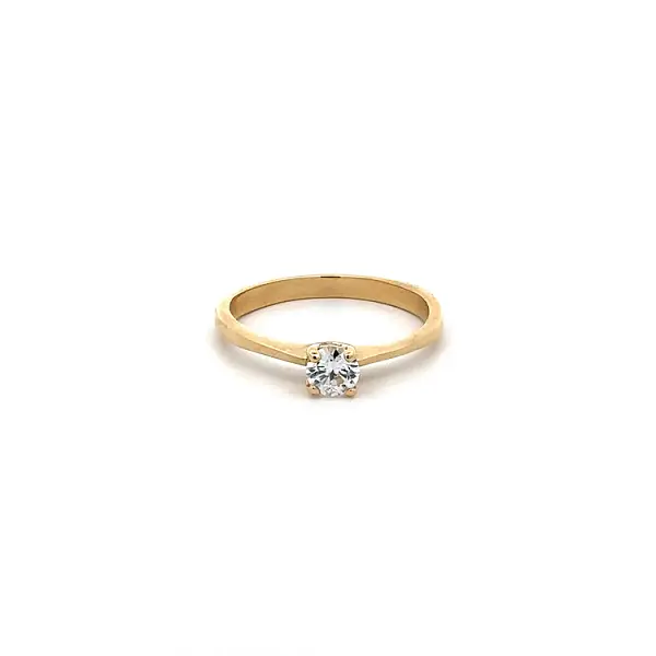 Nhẫn đính hôn bằng vàng với đá zircon