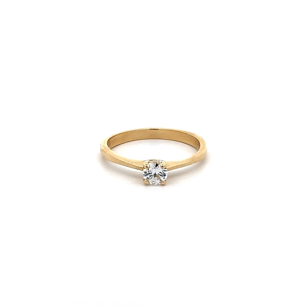 Nhẫn đính hôn bằng vàng với đá zircon