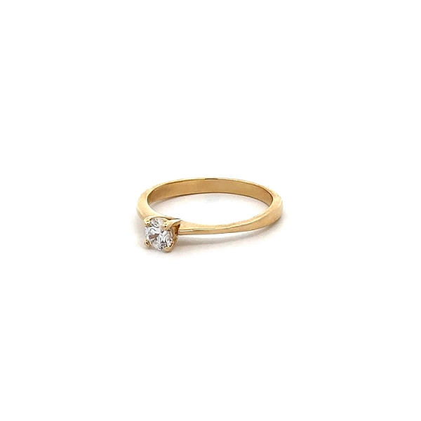 Nhẫn đính hôn bằng vàng với đá zircon