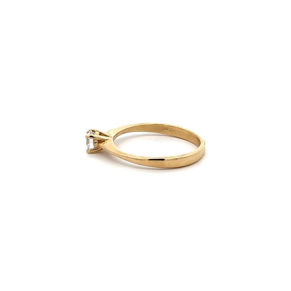 Nhẫn đính hôn bằng vàng với đá zircon