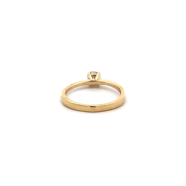 Nhẫn đính hôn bằng vàng với đá zircon