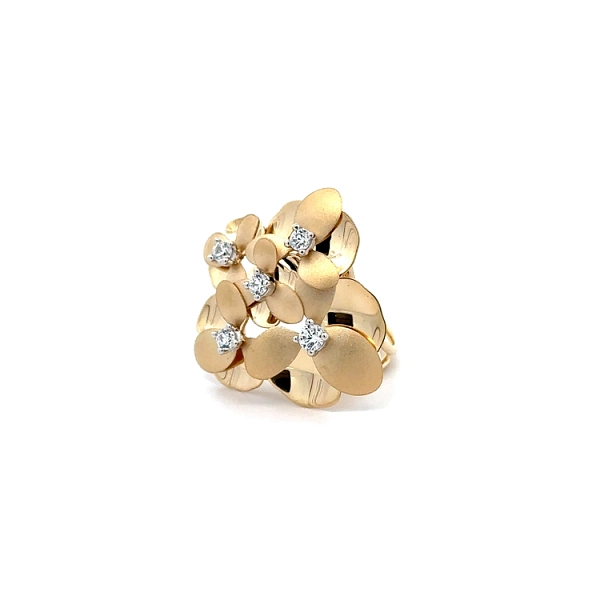 Nhẫn hoa vàng vàng với đá zircon lấp lánh tinh tế