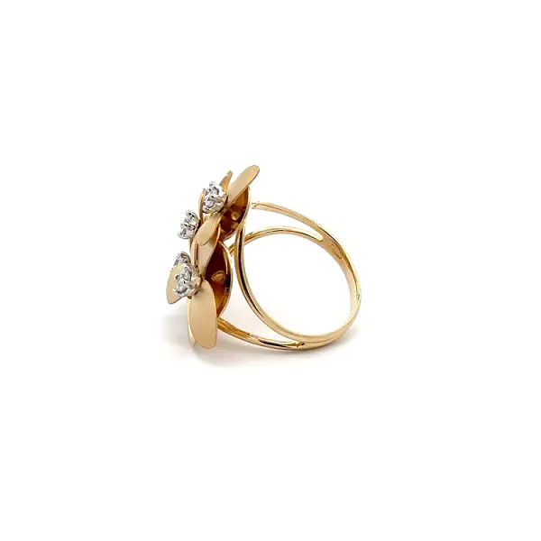 Nhẫn hoa vàng vàng với đá zircon lấp lánh tinh tế