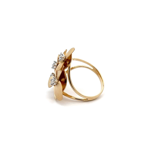 Nhẫn hoa vàng vàng với đá zircon lấp lánh tinh tế