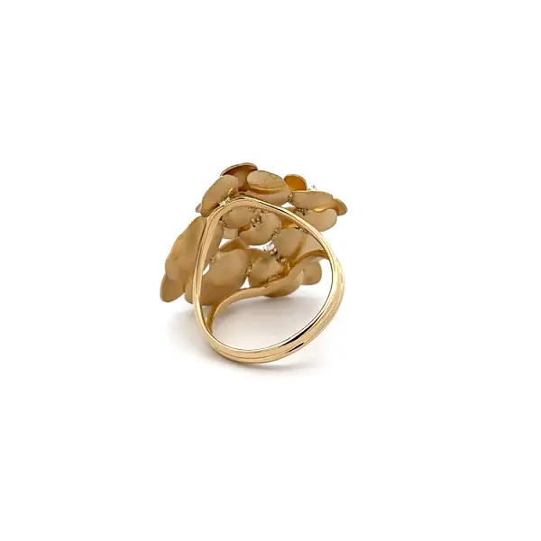 Nhẫn hoa vàng vàng với đá zircon lấp lánh tinh tế