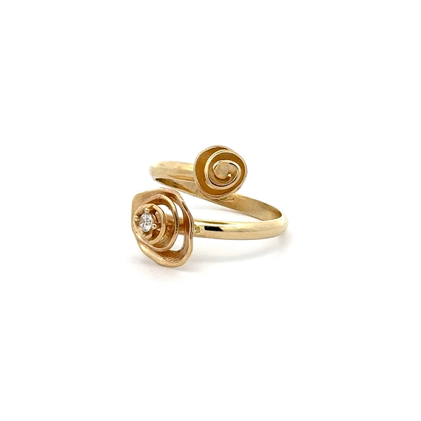 Hoa nhẫn vàng với đá zircon