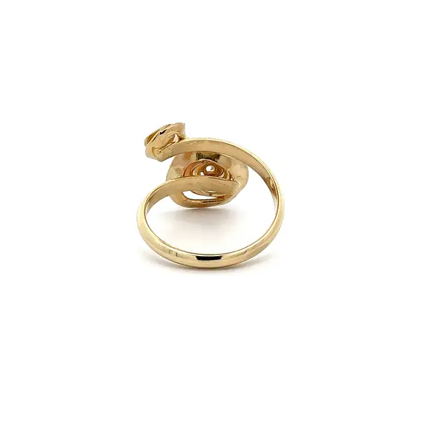 Hoa nhẫn vàng với đá zircon