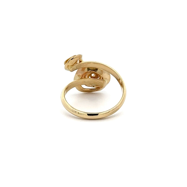 Hoa nhẫn vàng với đá zircon