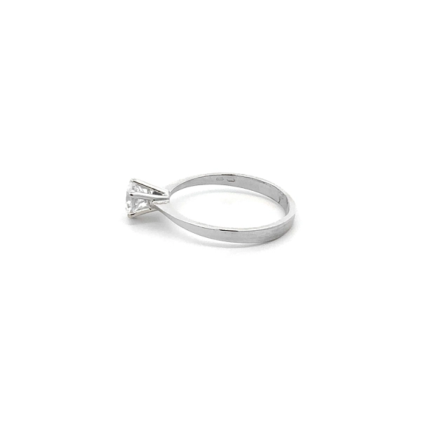 Nhẫn đính hôn bằng vàng trắng và zircon