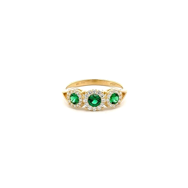 Nhẫn vàng đính ngọc lục bảo được bao quanh bởi những viên zircon tinh xảo