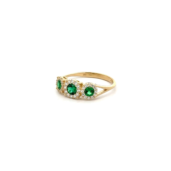 Nhẫn vàng đính ngọc lục bảo được bao quanh bởi những viên zircon tinh xảo
