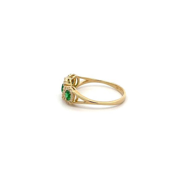 Nhẫn vàng đính ngọc lục bảo được bao quanh bởi những viên zircon tinh xảo
