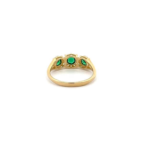Nhẫn vàng đính ngọc lục bảo được bao quanh bởi những viên zircon tinh xảo