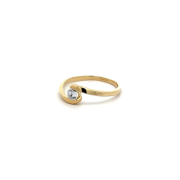 Nhẫn đính hôn bằng vàng với đá zircon