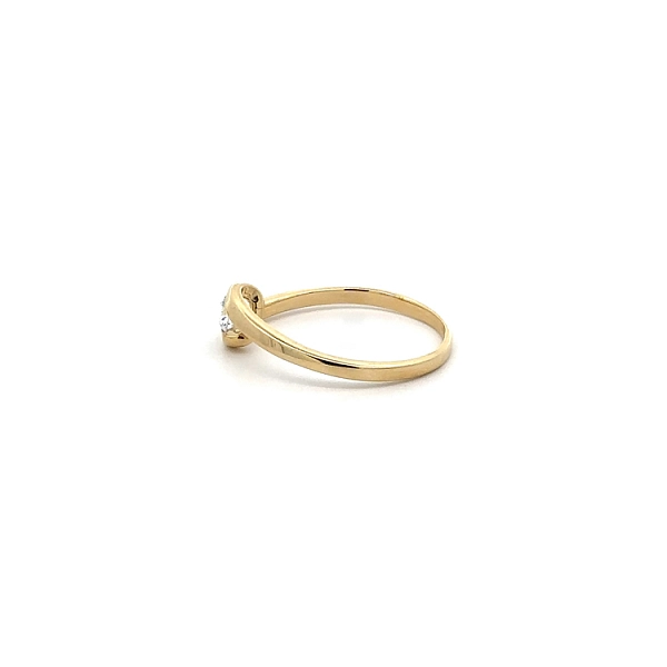 Nhẫn đính hôn bằng vàng với đá zircon