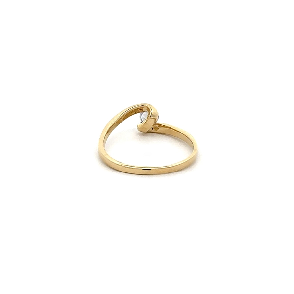Nhẫn đính hôn bằng vàng với đá zircon